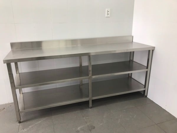 Bàn chặt inox có thành sau 3